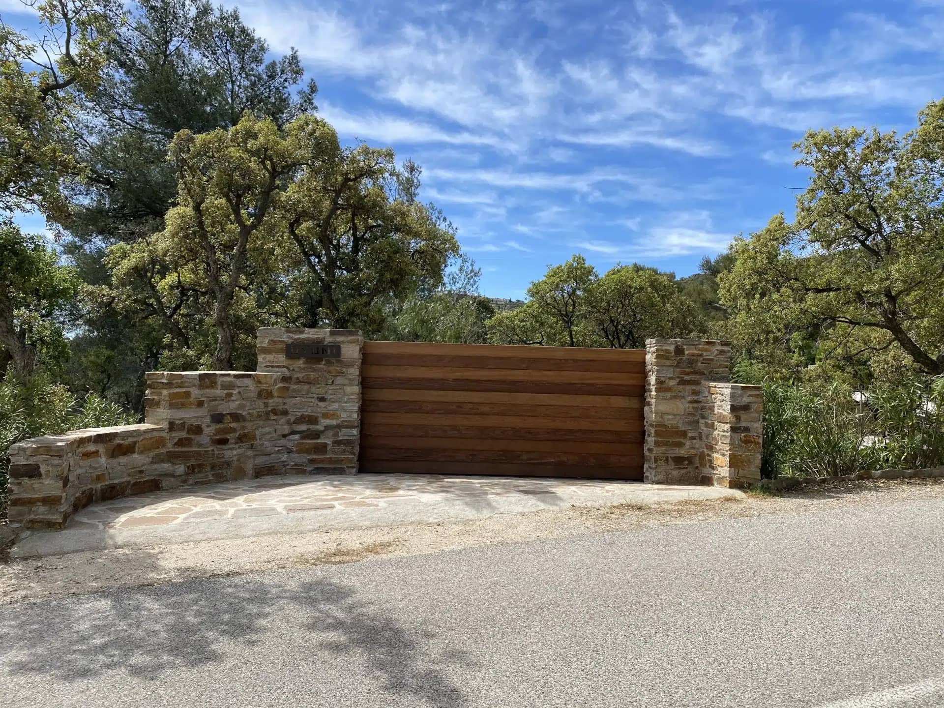 Photo d'un portail qui a été aménagé devant une villa